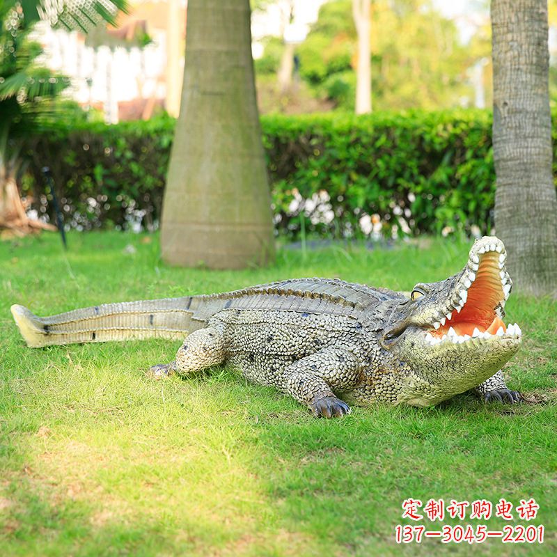青岛玻璃钢雕塑户外园林景观装饰仿真动物鳄鱼摆件