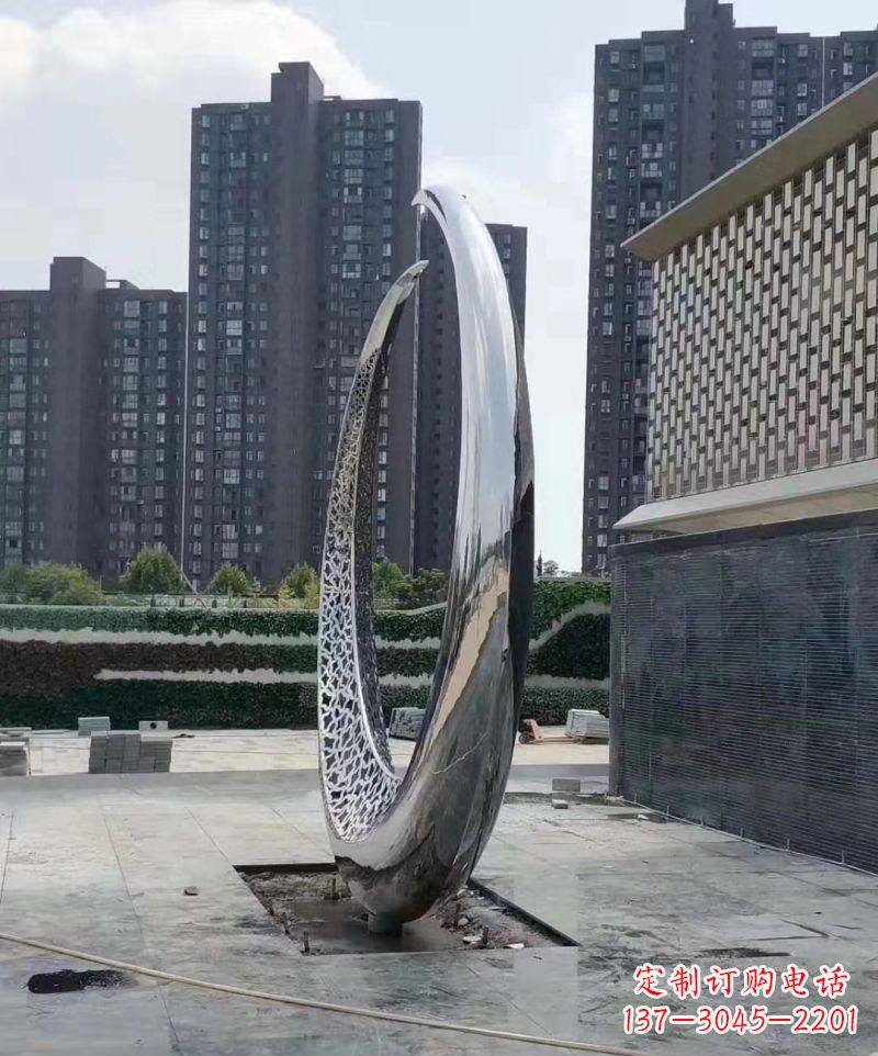 青岛不锈钢抽象月亮雕塑户外摆件