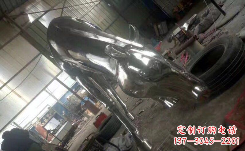青岛不锈钢低头吃草的马动物雕塑