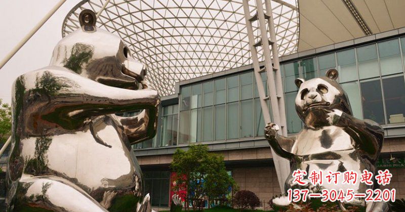 青岛不锈钢公园动物镜面熊猫雕塑