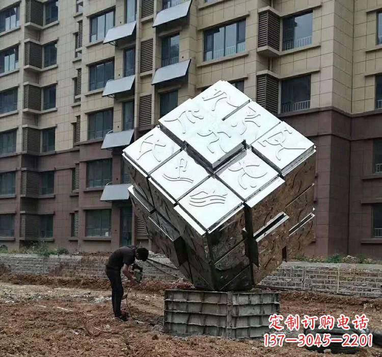 青岛不锈钢景观魔方雕塑——现代科技的精妙结合