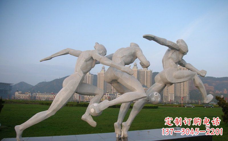 青岛足球雕塑给公园景观增色