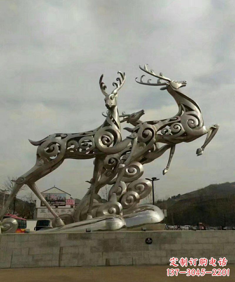 青岛梅花鹿雕塑——祥云梅花鹿广场的标志
