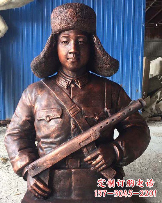 青岛雷锋雕塑象征着无私奉献的力量