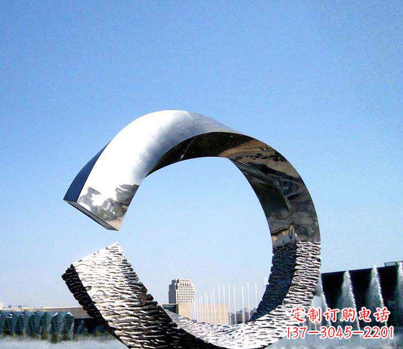 青岛抽象镜面不锈钢圆环雕塑