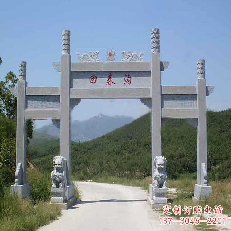 青岛村落中的牌坊雕塑传承民间文化