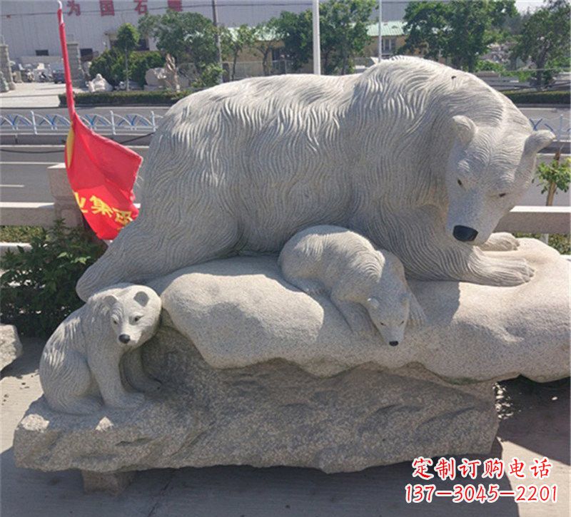 青岛公园北极熊母子石雕