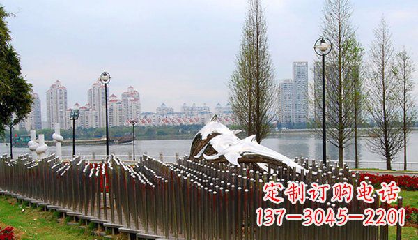 青岛公园不锈钢海豚雕塑 (2)