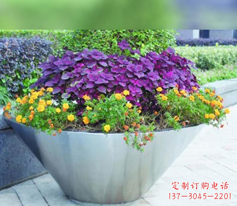青岛中领雕塑精致无比的花盆雕塑