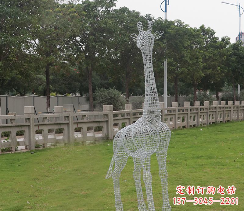 青岛浪漫活力·不锈钢镂空长颈鹿雕塑