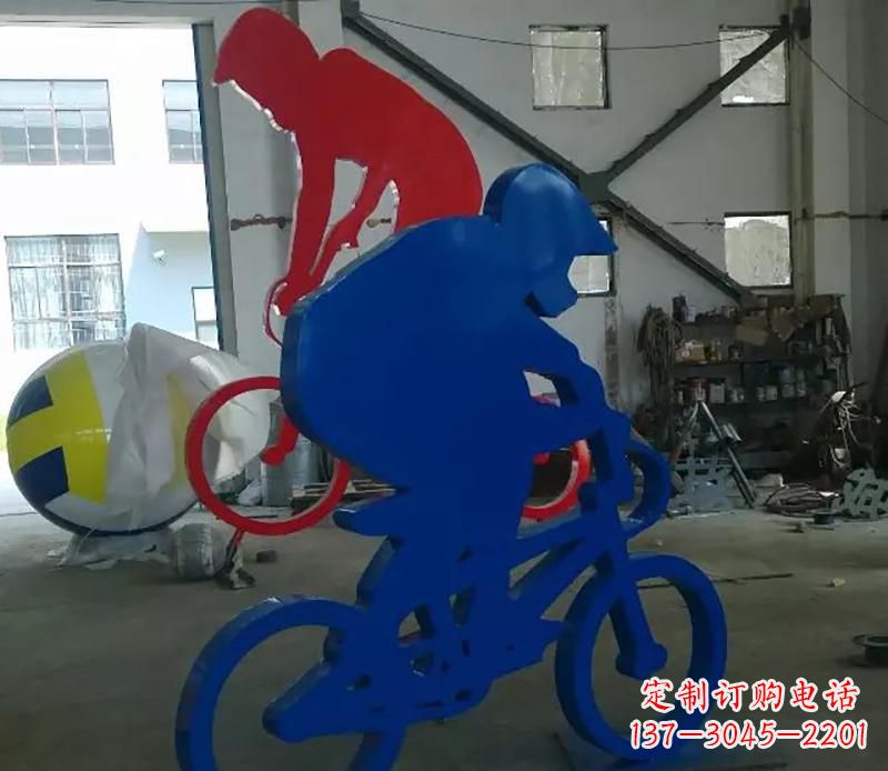 青岛公园不锈钢骑自行车运动人物雕塑