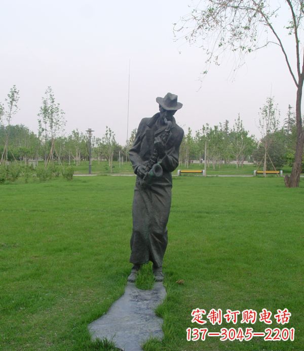 青岛公园吹萨克斯人物铜雕