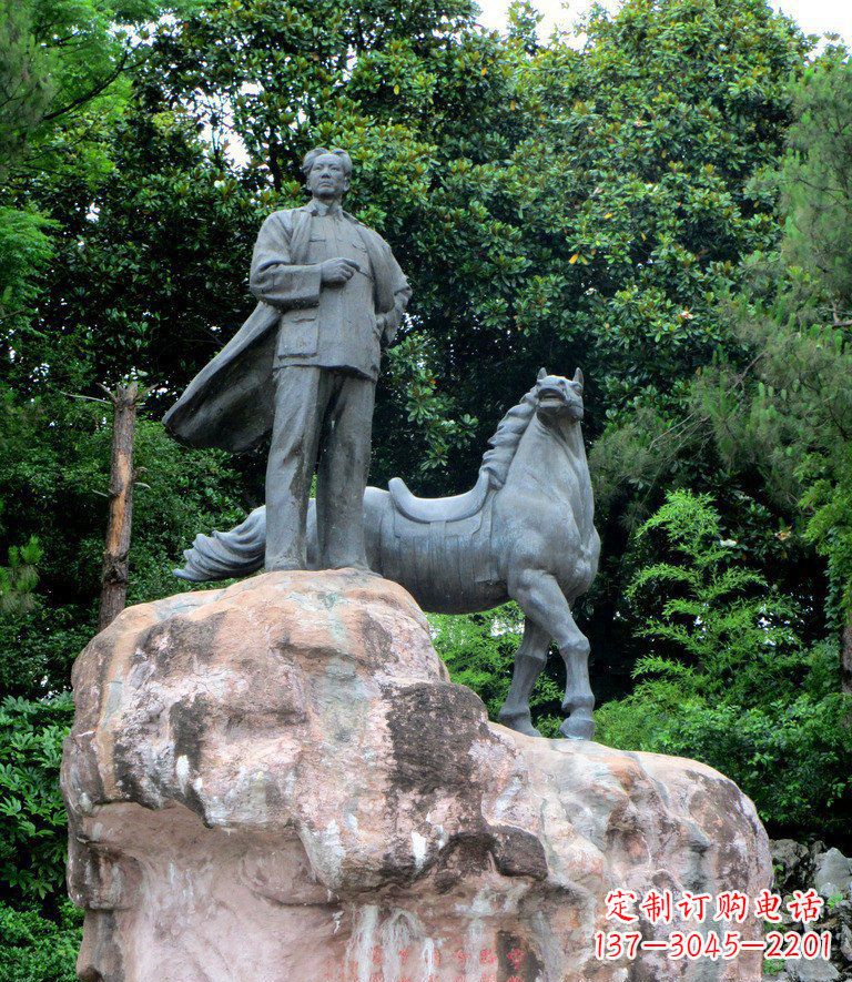 青岛公园毛主席和马景观铜雕