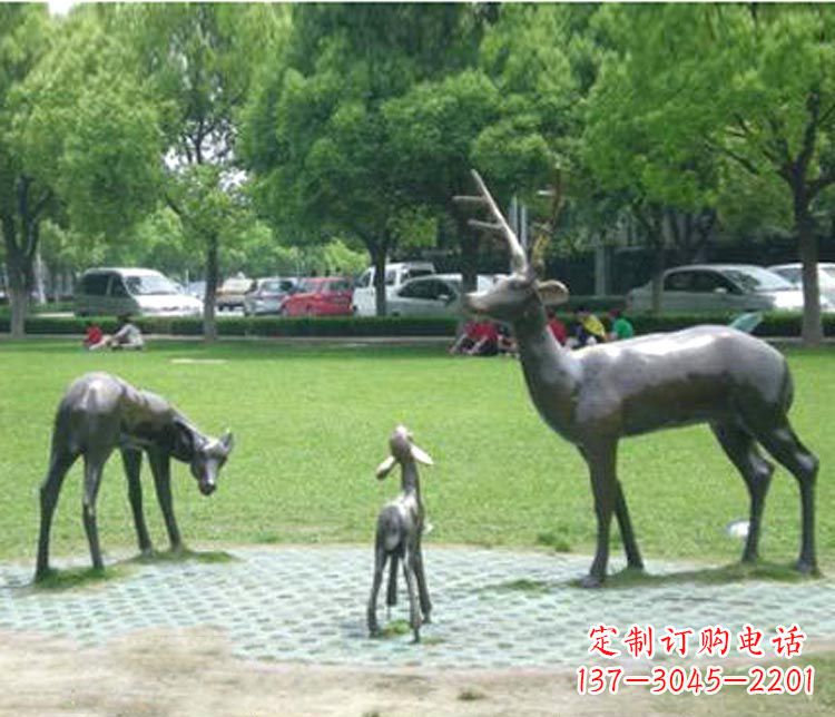 青岛梦幻般的雕塑——梅花鹿一家三口铜雕