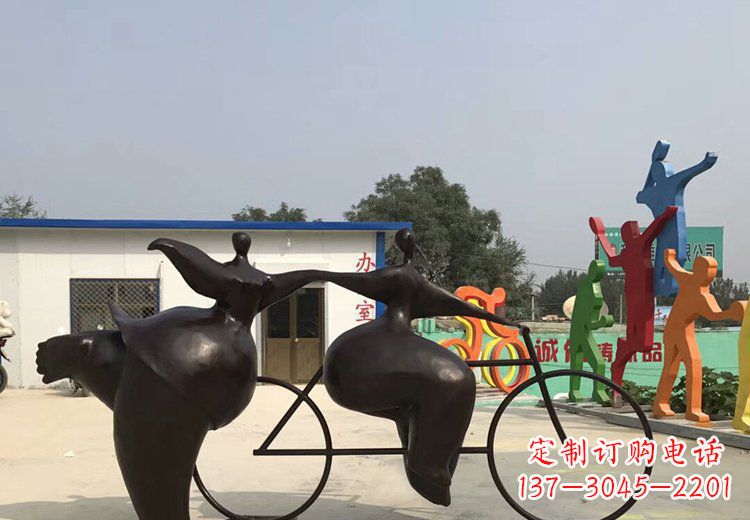 青岛青春无悔，精致自行车雕塑