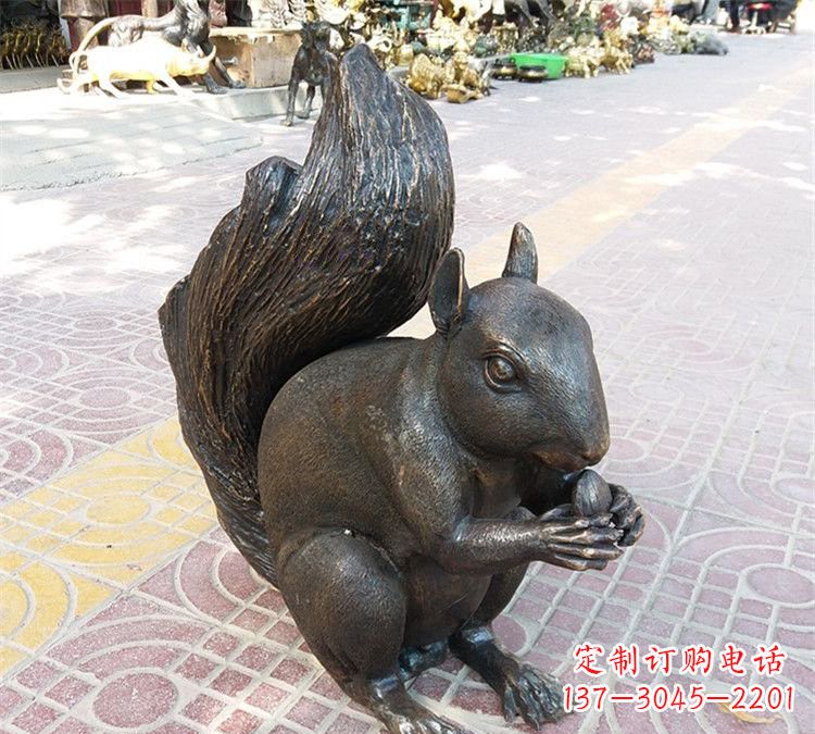青岛令人惊叹的松鼠铜雕塑