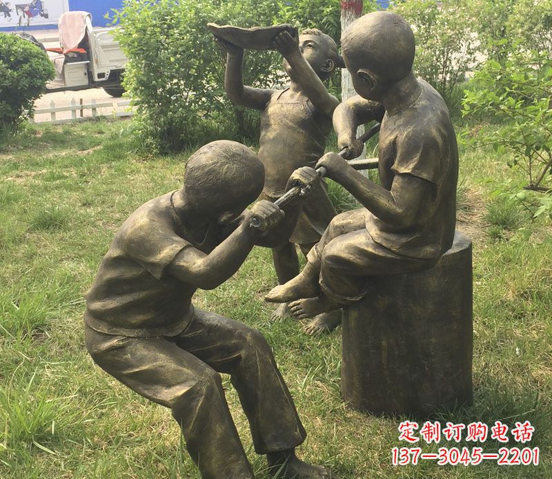 青岛公园玩水的儿童铜雕