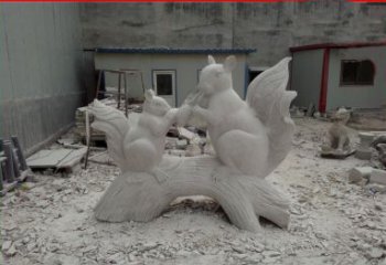 青岛中领雕塑  松鼠之爱 石雕定制