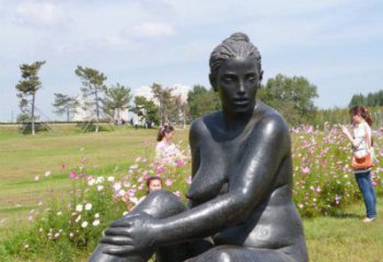 青岛中领雕塑给公园增添开心的女人铜雕