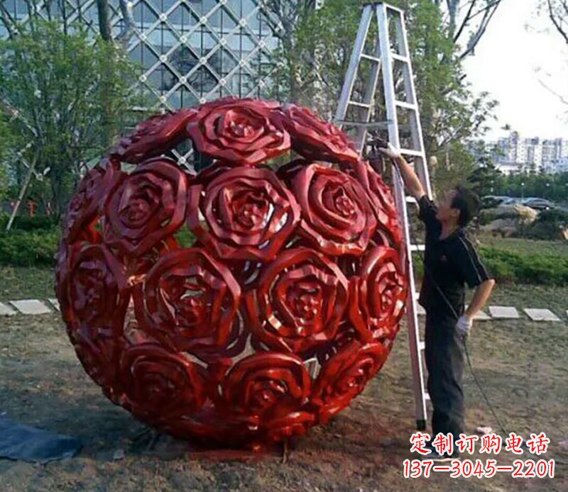 青岛广场不锈钢玫瑰花镂空球景观雕塑