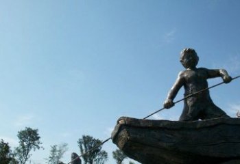 青岛男孩撑船铜雕，营造童趣氛围