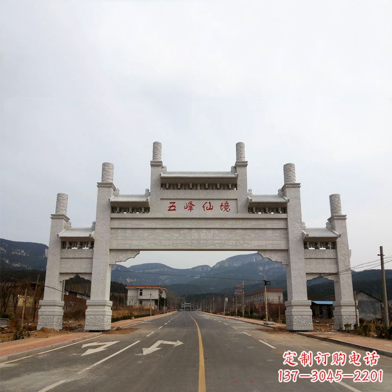 青岛领雕塑：景区路口三间四柱牌坊雕塑