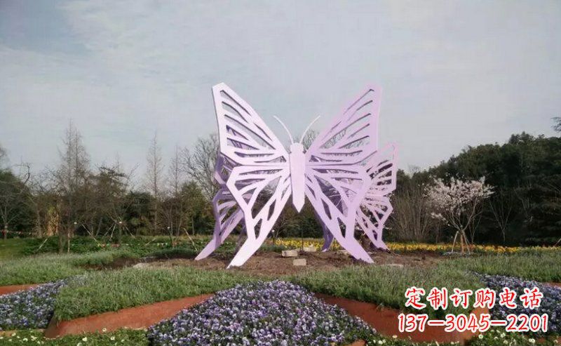 青岛流动而优雅的蝴蝶雕塑