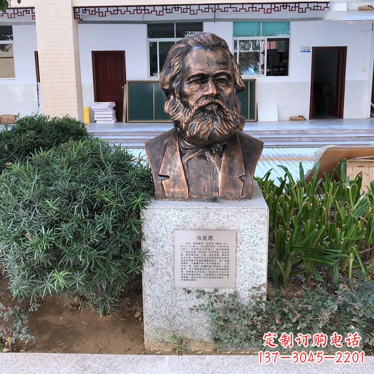 青岛马克思铸铜头像雕塑，记录校园历史精彩