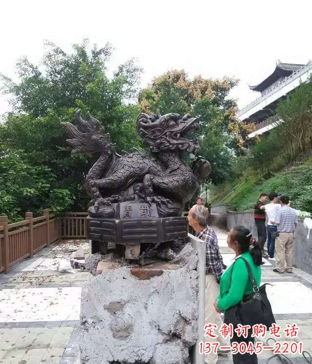 青岛青龙神兽雕塑，神态凝重，气势磅礴