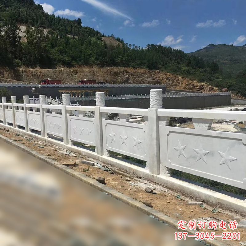 青岛青石路桥栏板护栏雕塑：艺术精美，安全可靠