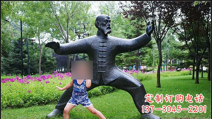 青岛铜雕打太极拳的老人