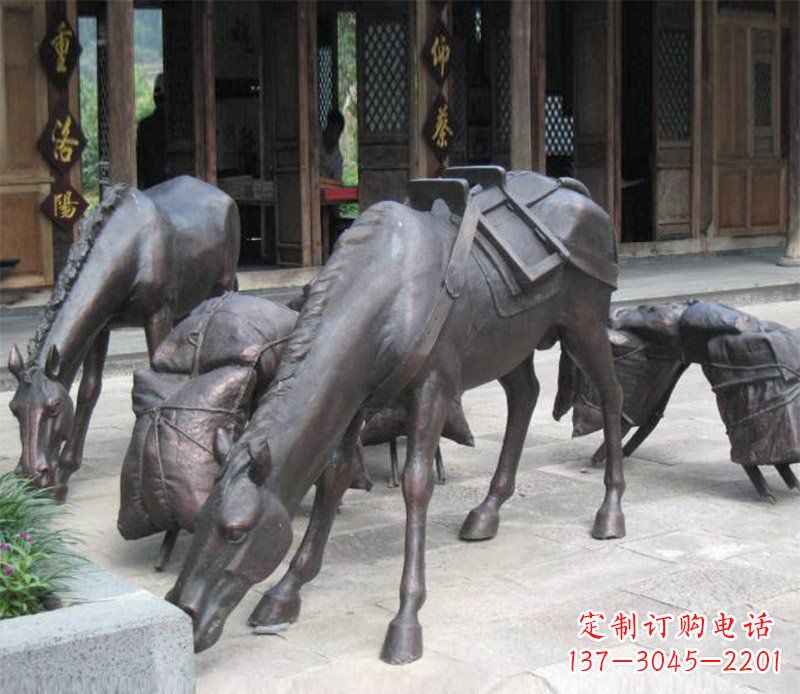 青岛拖行李的马动物铜雕
