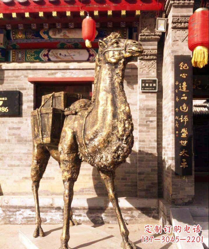 青岛驮行李的骆驼动物铜雕