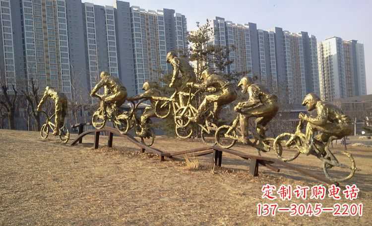 青岛玩花样自行车人物铜雕