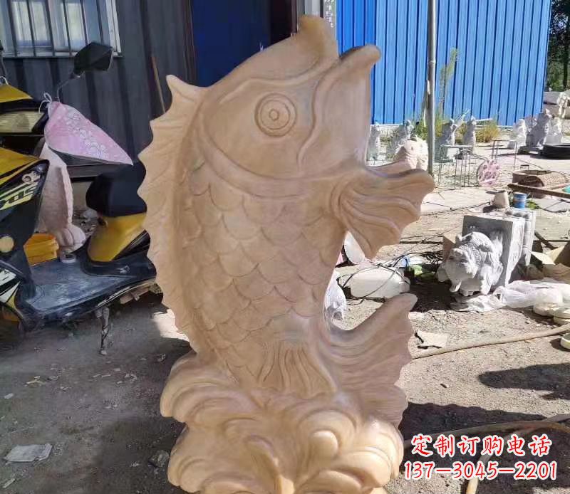 青岛晚霞红喷水鲤鱼石雕