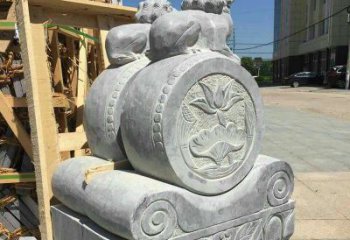 青岛中领雕塑：仿古石门墩石雕艺术品
