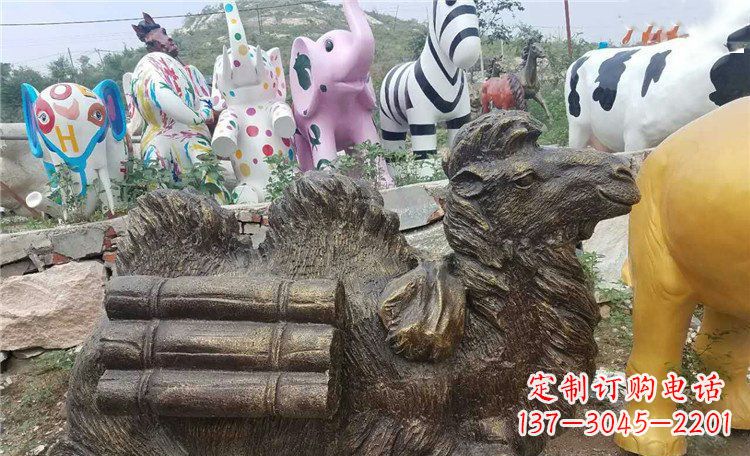 青岛卧着的骆驼动物铜雕 (2)