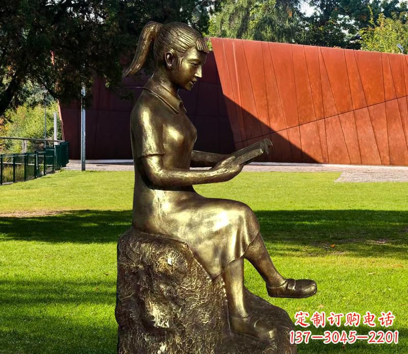 青岛校园看书的女孩铜雕 