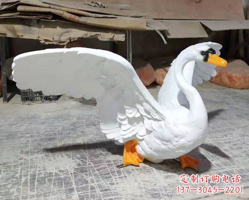 青岛展翅翱翔的仿真白天鹅发光款