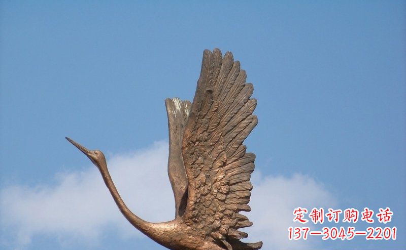 青岛展翅高飞的仙鹤动物铜雕