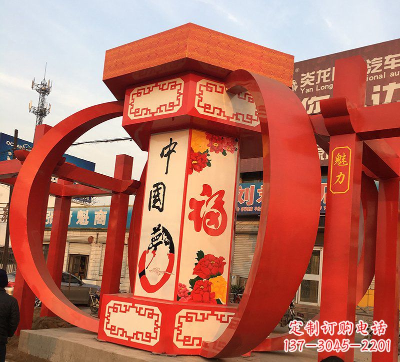 青岛公园广场摆放不锈钢中国梦灯笼雕塑