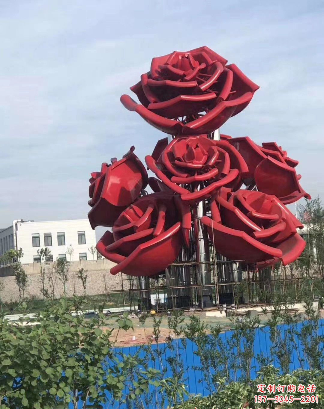 青岛玫瑰花雕塑-广场创意不锈钢红色玫瑰花雕塑