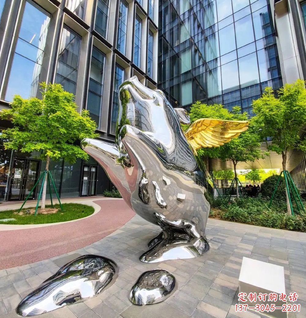 青岛猪雕塑-酒店门口一只带翅膀不锈钢镜面猪雕塑